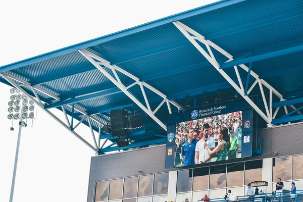 CINCINNATI, OH - CIRCA 2011: ceremonia de premiación después del partido de Novak Djokovic vs Andy Murray en el Lindner Family Tennis Center en las finales del Western & Southern Open en Cincinnati, OH, USA en el verano de 2011 . — Foto de Stock