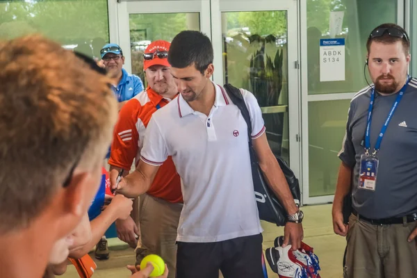 CINCINNATI, OH - CIRCA 2011: una multitud saluda a Novak Djokovic en el Lindner Family Tennis Center después de las finales en el torneo Western & Southern Open en Cincinnati, OH, USA en el verano de 2011 . — Foto de Stock