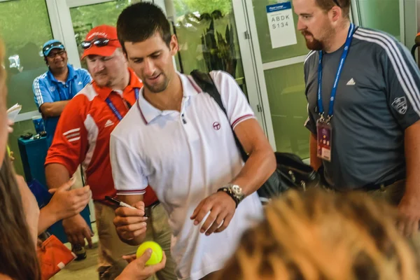 Cincinnati, Oh - 2011 yaklaşık: bir kalabalık Novak Djokovic Lindner aile Tenis merkezi üzerinde Cincinnati, Oh, ABD Western & Güney açık Turnuvası Finalleri sonra yaz 2011 selamlıyor.
