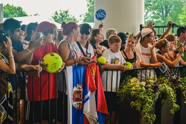 CINCINNATI, OH - CIRCA 2011: los aficionados al tenis esperan a los jugadores después del partido en el Lindner Family Tennis Center en el torneo Western & Southern Open en Cincinnati, OH, USA en el verano de 2011 . —  Fotos de Stock