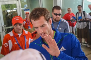 Cincinnati, Oh - 2011 yaklaşık: kalabalık Andy Murray Lindner aile tenis merkezi maçtan sonra Cincinnati, Oh, ABD Western & Güney açık turnuva üzerinde yaz 2011 selamlıyor.