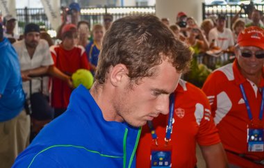 Cincinnati, Oh - 2011 yaklaşık: kalabalık Andy Murray Lindner aile tenis merkezi maçtan sonra Cincinnati, Oh, ABD Western & Güney açık turnuva üzerinde yaz 2011 selamlıyor.