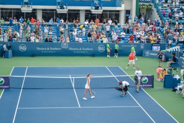 Cincinnati, Oh - 2011 yaklaşık: Maria Sharapova genel yenilgisinden sonra Jelena Jankovic Lindner aile Tenis merkezi üzerinde Cincinnati, Oh, ABD Western & Güney açık finalde üzerinde yaz 2011 selamlıyor.