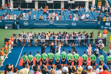 Cincinnati, Oh - 2011 yaklaşık: töreni Maria Sharapova maçtan sonra vs Cincinnati, Oh, ABD Western & Güney açık finalde Jelena Jankovic Lindner aile Tenis Merkezi Yaz 2011 ödül.