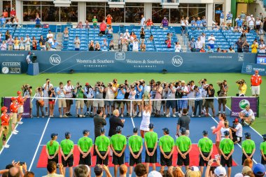 Cincinnati, Oh - 2011 yaklaşık: töreni Maria Sharapova maçtan sonra vs Cincinnati, Oh, ABD Western & Güney açık finalde Jelena Jankovic Lindner aile Tenis Merkezi Yaz 2011 ödül.