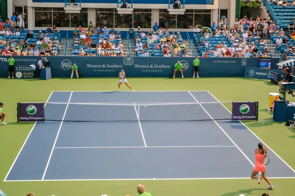 Cincinnati, oh - ca. 2011: tennismatch maria sharScharapowa vs jelena jankovic im lindner family tennis center am western & southern open turnierfinale in cincinnati, oh, usa im sommer 2011. — Stockfoto