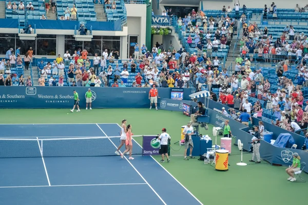 Cincinnati, Oh - Circa 2011: tennis match Maria Sharapova vs Jelena Jankovic op Lindner familie Tennis Center op Western & Zuid Open toernooi finales in Cincinnati, Oh, Verenigde Staten tijdens de zomer 2011. — Stockfoto