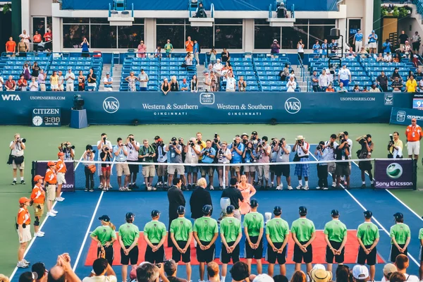 Cincinnati, Oh - Circa 2011: wręczenie po meczu Maria Sharapova vs Jelena Jankovic w Lindner Family Tennis Center na finały Western & Południowej otwarty w Cincinnati, Oh, Stany Zjednoczone Ameryki na lato 2011. — Zdjęcie stockowe