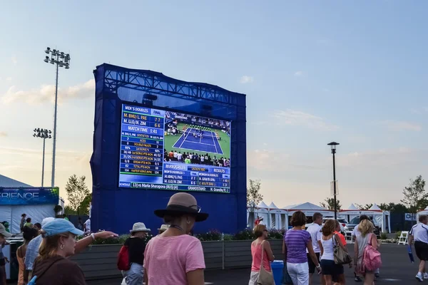 CINCINNATI, OH - CIRCA 2011: people on the territory of Lindner Family Tennis Center on Western & Southern Open tournament in Cincinnati, OH, USA at summer 2011. — Φωτογραφία Αρχείου