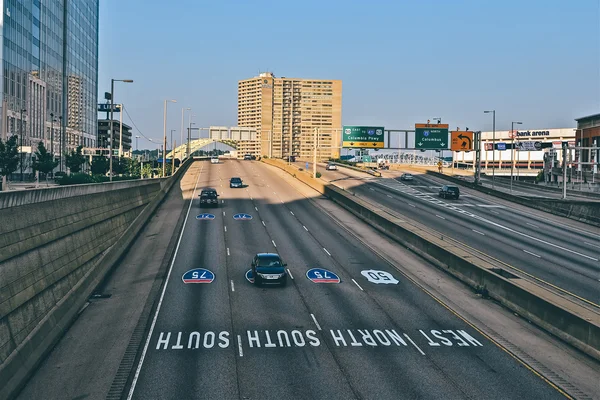 CINCINNATI, OH - CIRCA 2011: highway in Cincinnati, OH, USA at summer 2011. — Stock Photo, Image