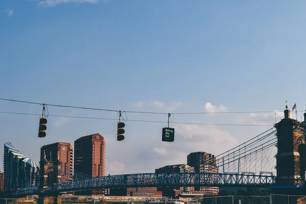 Cincinnati, oh - ca. 2011: john a. roebling hängebrücke in cincinnati, oh, usa im sommer 2011. — Stockfoto