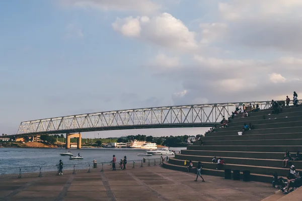 CINCINNATI, OH - CIRCA 2011: view of the embankment of Ohio river and John A. Roebling Suspension Bridge in Cincinnati, OH, USA at summer 2011. — 图库照片