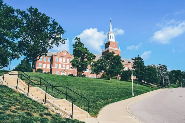 Cincinnati, Oh - 2011 yaklaşık: Cincinnati, Oh, ABD Kuzey orta kısmında Clifton mahallede bölge Cincinnati Üniversitesi 2011 Yaz bina kampüs.