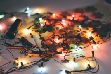 Moskova - 5 Ocak 2016: Noel zencefil çerezleri tarçın ve Noel arifesi şenlikli ışıkları ile masada bir yıldız şeklinde.