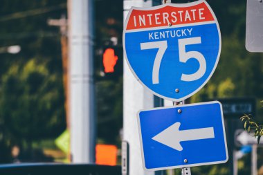 Kentucky, Amerika Birleşik Devletleri - 2011 yaklaşık: yol işaret Kentucky, ABD Yaz 2011 yaklaşık 75 eyaletler arası yolda.