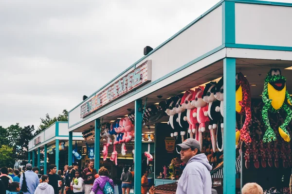 CINCINNATI, OH - CIRCA 2011: stalls with toys in the amusement park Kings Island in Cincinnati, OH, USA at summer 2011. — ストック写真