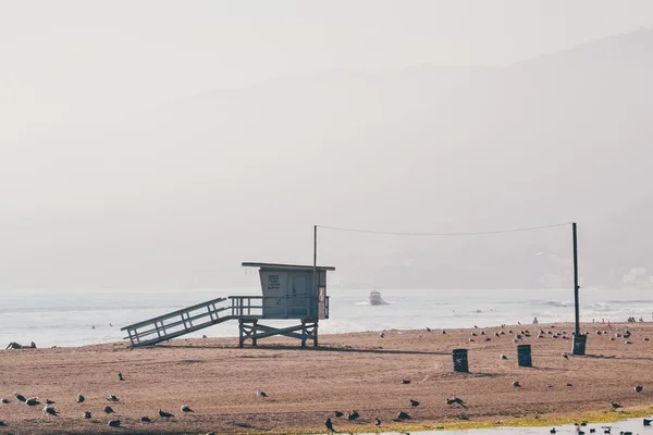 MALIBU, CA - CIRCA 2011: lifeguard tower on Malibu beach on a sunny day in California, USA in summer 2011. — Stockfoto