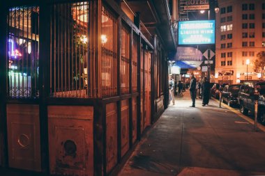 San Francisco, Ca - 2011 yaklaşık: street San Francisco Şehir gece, Ca, ABD yaklaşık Yaz 2011.