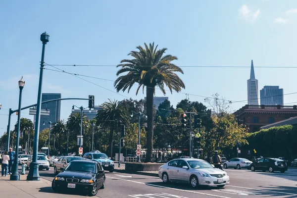 SAN FRANCISCO, CA - CIRCA 2011: street in the downtown of San Francisco with the Transamerica Pyramid building at the background, CA, USA circa summer 2011. — Stock Fotó