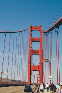 San Francisco, Ca - 2011 yaklaşık: Güneşli bir yaz 2011 yaklaşık San Francisco, Kuzey Kaliforniya, ABD'de mavi gökyüzü ile Golden Gate Köprüsü.