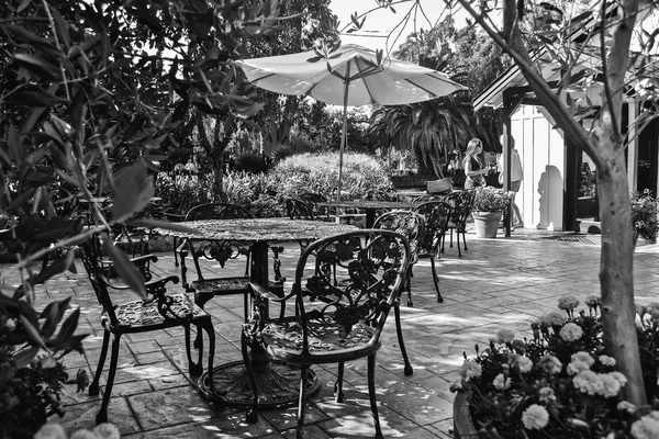 Noord-Californië, Usa - Circa 2011: openlucht gietijzeren tafel en stoelen op het wijngoed in Noord-Californië, Usa circa zomer 2011. — Stockfoto