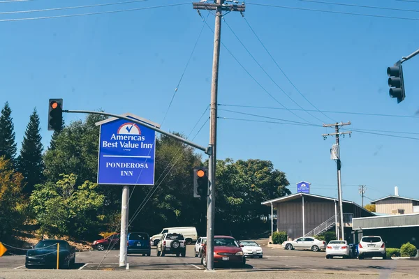 NORTHERN CALIFORNIA, USA - CIRCA 2011: roadside hotel in Northern California, USA circa summer 2011. — Stock Photo, Image