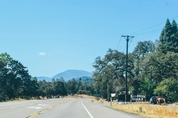 Észak-Kalifornia, Usa - kb 2011: természeti tájak mentén the road-ben Észak-Kalifornia, Usa kb nyár 2011. — Stock Fotó