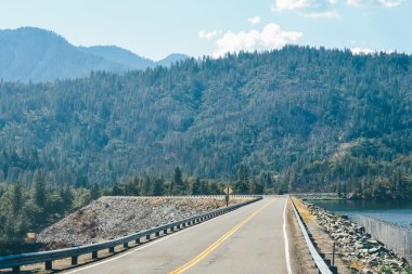 Kuzey Kaliforniya, Amerika Birleşik Devletleri - 2011 yaklaşık: road Kuzey Kaliforniya, ABD Yaz 2011 yaklaşık dağlarında.