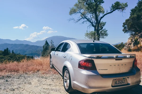 Βόρεια Καλιφόρνια, ΗΠΑ - Circa 2011: dodge sedan αυτοκινήτων στην εθνική περιοχή αναψυχής Whiskeytown στη Βόρεια Καλιφόρνια, ΗΠΑ γύρω στο καλοκαίρι 2011. — Φωτογραφία Αρχείου