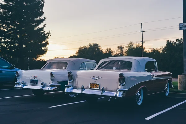 REDDING, CA - CIRCA 2011: belos dois carros retro no estacionamento no norte da Califórnia, EUA por volta do verão de 2011 . — Fotografia de Stock