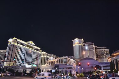 Las Vegas - 2011 yaklaşık: Caesars Palace hotel Las Vegas Strip üzerinde gece zaman yaz 2011 yaklaşık Las Vegas, Nevada, ABD.