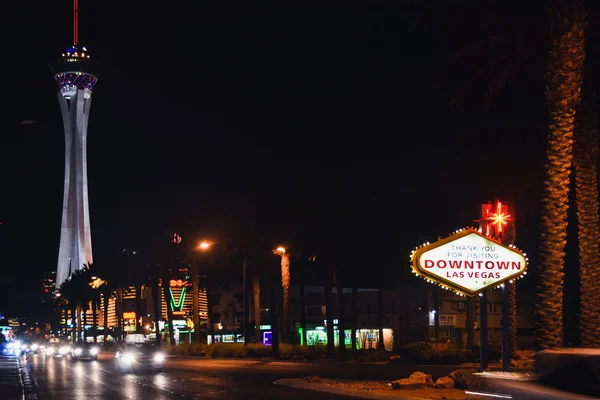 LAS VEGAS - CIRCA 2011 : vue sur le Strip de Las Vegas et la tour de la Stratosphère de nuit vers l "été 2011 à Las Vegas, Nevada, USA . — Photo