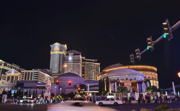 LAS VEGAS - CIRCA 2011: Caesars Palace hotel en Las Vegas Strip por la noche alrededor del verano de 2011 en Las Vegas, Nevada, EE.UU. . — Foto de Stock