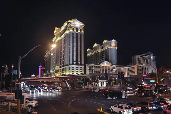 LAS VEGAS - CIRCA 2011: Caesars Palace Hotel บน Las Vegas Strip ในเวลากลางคืน ประมาณฤดูร้อน 2011 ในลาสเวกัส, เนวาดา, สหรัฐอเมริกา . — ภาพถ่ายสต็อก