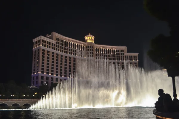 Las Vegas - 2011 yaklaşık: çeşmeler Bellagio hotel Las Vegas Strip üzerinde gece zaman yaz 2011 yaklaşık Las Vegas, Nevada, ABD'de dans. — Stok fotoğraf
