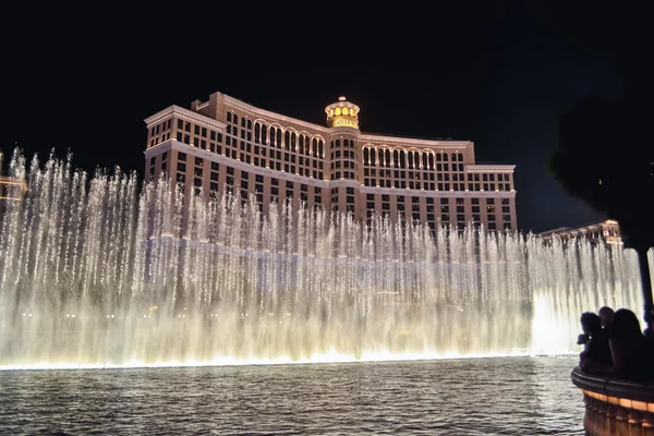 LAS VEGAS - CIRCA 2011: fuentes de baile en el hotel Bellagio en Las Vegas Strip por la noche alrededor del verano de 2011 en Las Vegas, Nevada, EE.UU. . — Foto de Stock