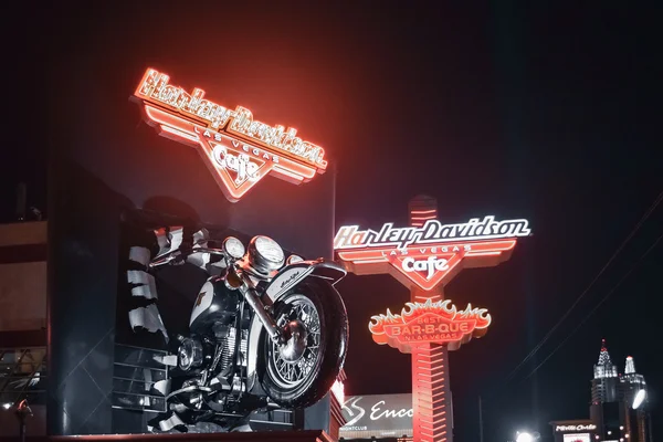 LAS VEGAS - CIRCA 2011: Harley Davidson a salvo en Las Vegas Strip por la noche alrededor del verano de 2011 en Las Vegas, Nevada, EE.UU. . —  Fotos de Stock