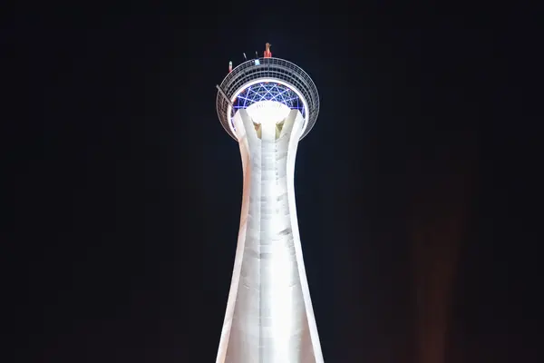LAS VEGAS - CIRCA 2011: Stratosphere Casino, Hotel & Tower on Las Vegas Strip à noite por volta do verão de 2011 em Las Vegas, Nevada, EUA . — Fotografia de Stock