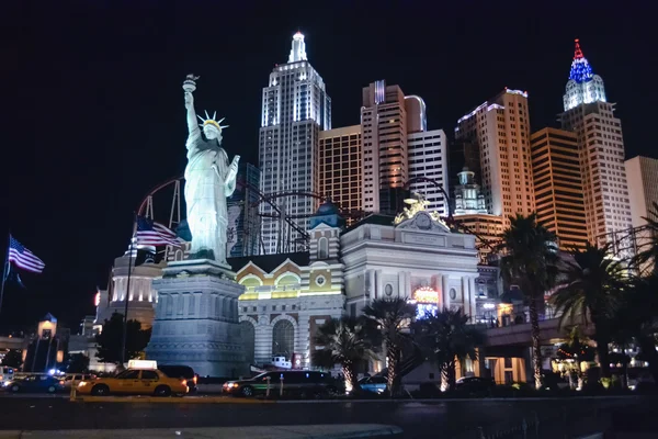 Las Vegas - cca 2011: hotel New York na Las Vegas Strip v noci cca léto 2011 v Las Vegas, Nevada, Usa. — Stock fotografie