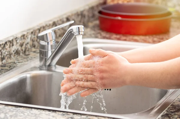 Disparo Una Mujer Irreconocible Lavándose Las Manos Fregadero Cocina — Foto de Stock