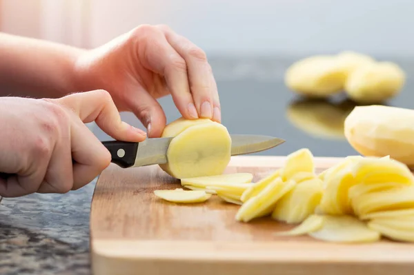 Recorte Perto Uma Mulher Cortando Batatas Uma Tábua Corte Conceito Imagens De Bancos De Imagens