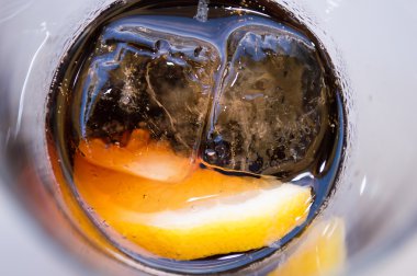 Cola İçecek buz ve limon ile