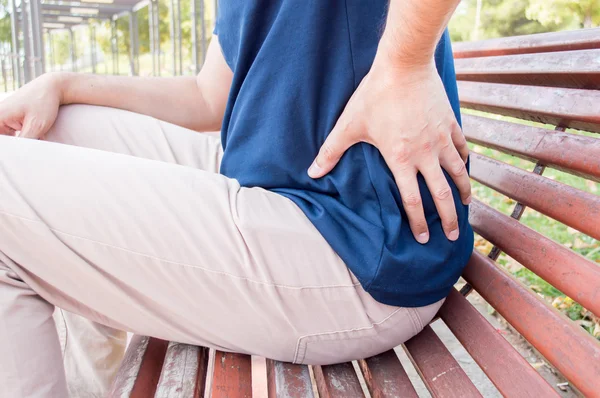 Dolor de espalda en el parque de la ciudad — Foto de Stock