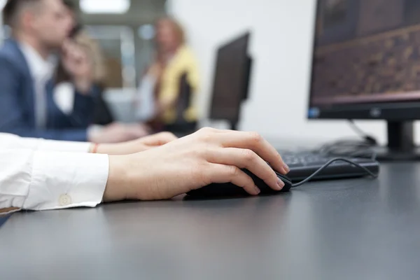 Primer plano de una mujer que usa el ordenador en el taller — Foto de Stock