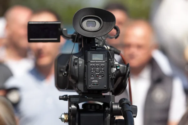 Filmer un événement médiatique avec une caméra vidéo — Photo