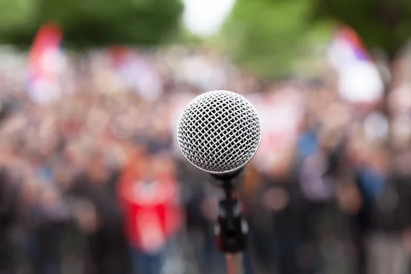 Protesta política. Manifestación pública. Micrófono . — Foto de Stock