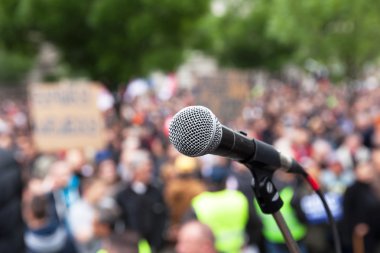 Siyasi protesto. Kamu gösteri. Mikrofon.