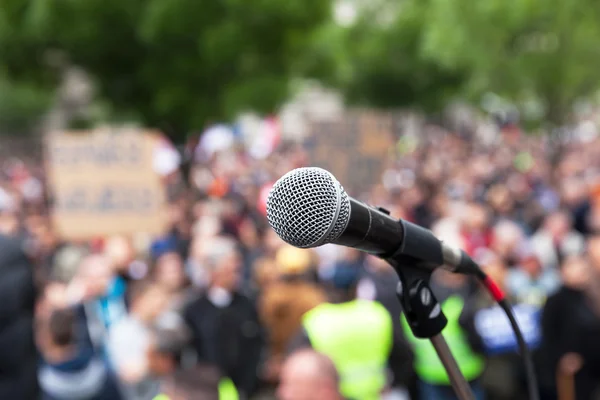 Politický protest. Veřejné demonstrace. Mikrofon. — Stock fotografie