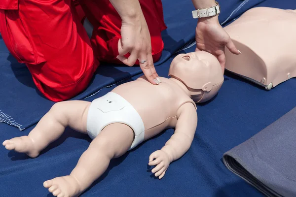 Bebek kalp masajı kukla ilk yardım — Stok fotoğraf