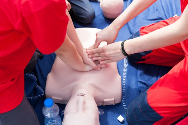 Detalle entrenamiento de primeros auxilios — Foto de Stock